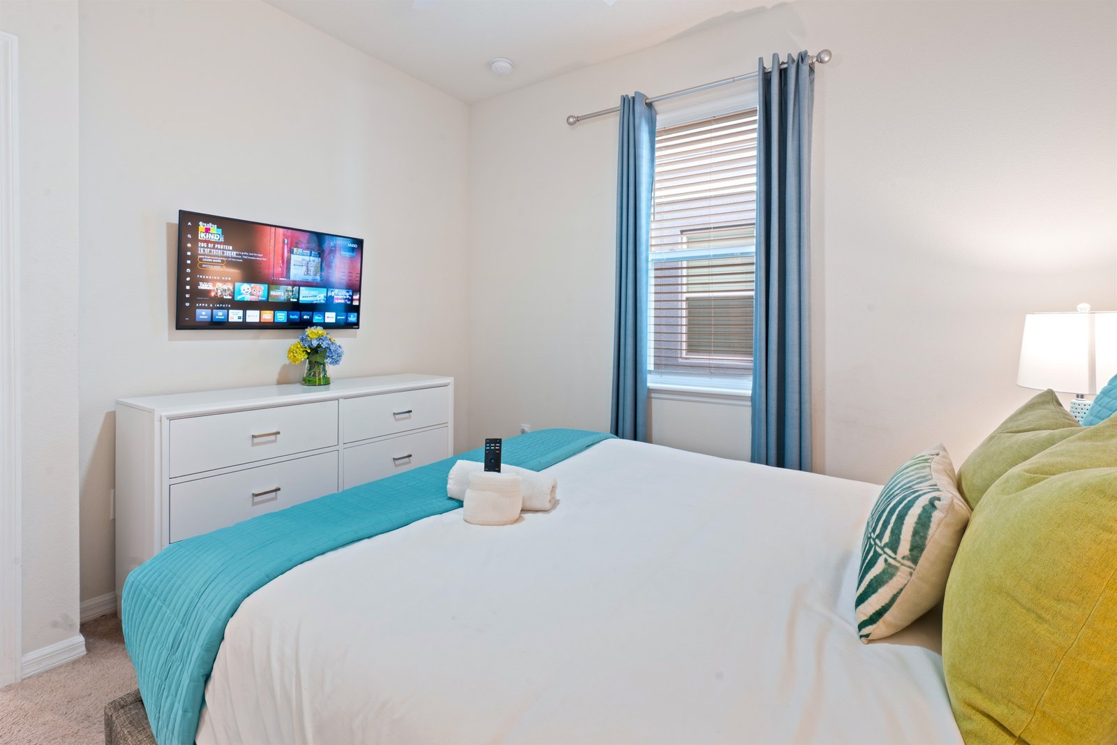 Mojito ensuite room with comfortable queen bed and private bathroom