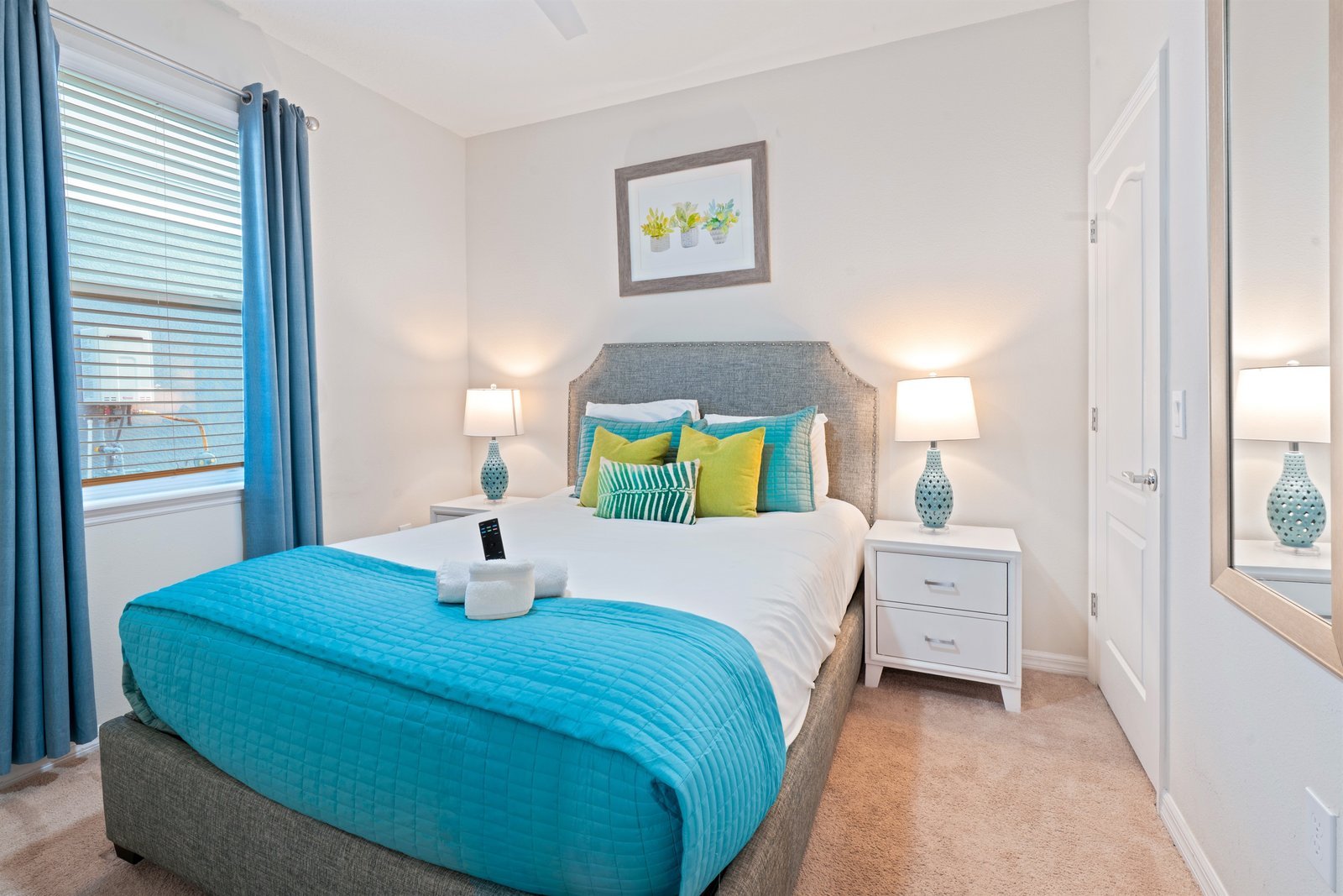 Mojito ensuite ground-floor room with queen bed, private bath, and TV