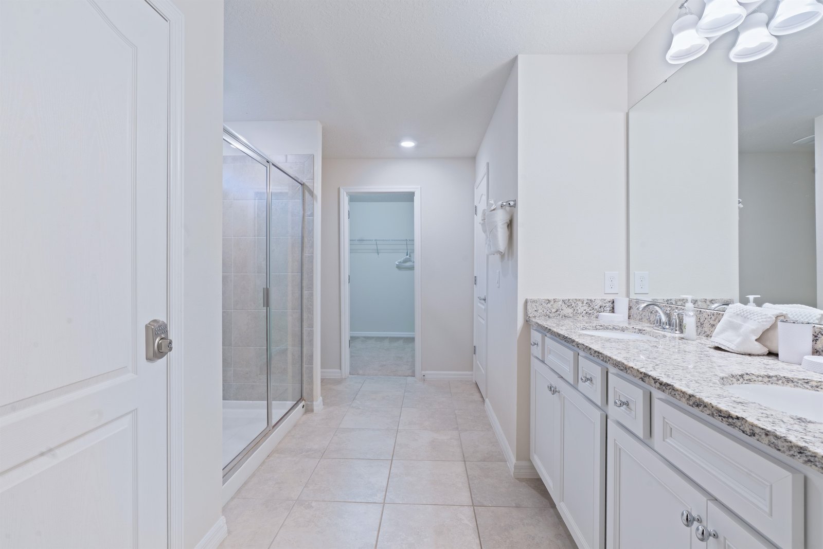 Private ensuite and shared bathroom options for guest comfort